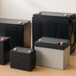 UPS本体と交換用バッテリーを並べたイメージ