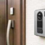 住宅の玄関壁に設置されたカメラ付きドアホン子機