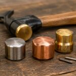 キャンプ用ペグハンマーと複数の交換用ヘッドを並べたイメージ