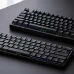 薄型と通常高のゲーミングキーボードを並べて比較しているイメージ