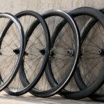複数のロードバイク用ホイールを並べて比較しているイメージ