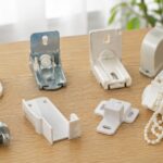 ロールスクリーン用のさまざまな取付ブラケットや金具を並べたイメージ