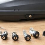 ルーフボックスと複数の鍵やロックシリンダーを並べたイメージ