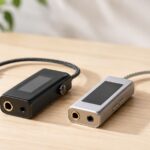 2台のポータブルUSB DACを並べて比較しているイメージ