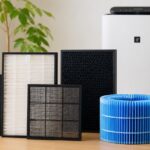 空気清浄機と複数種類の交換フィルターを並べたイメージ