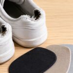 かかと内側が破れた白い靴と補修用シートを並べたイメージ