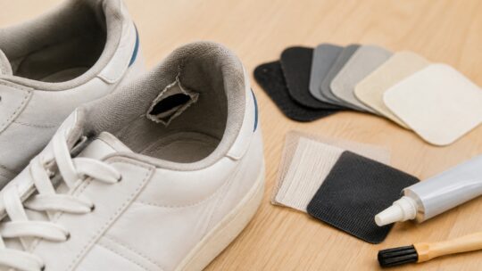 スニーカーのつま先が破れたときの補修用品おすすめ｜穴・剥がれ別に選ぶ