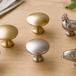 金色や銀色、動物モチーフの金属製つまみを並べたイメージ