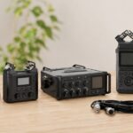 複数のポータブルレコーダーと音声ケーブルを並べて比較しているイメージ