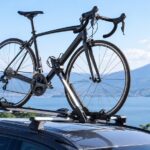 車のルーフにロードバイクを載せたサイクルキャリアのイメージ