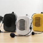 複数の小型ハンズフリー拡声器とヘッドセットマイクを並べたイメージ