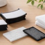 木製テーブルに複数の脱臭フィルター部品を並べたイメージ