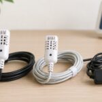 温湿度センサとケーブルを机の上に並べたイメージ