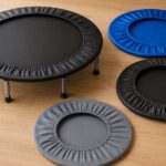 室内のトランポリンと複数の交換用カバーを並べたイメージ