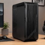 コンパクトなゲーミングデスクトップPCをデスクに設置したイメージ