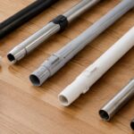 木目の床に複数の掃除機用延長管とヘッドを並べたイメージ