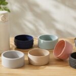 複数の水筒と色や大きさの異なるシリコン製底カバーを並べたイメージ