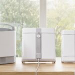 窓拭きロボット2機種とステーションを並べて比較しているイメージ