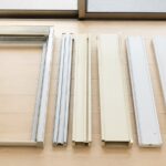 窓用エアコンの延長枠や取付部品を並べたイメージ