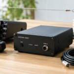 無線機とアンテナチューナー、同軸ケーブルを並べたイメージ