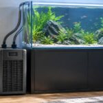 90cm水槽の横に水槽用クーラーを設置した室内のイメージ