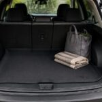 汎用SUVの荷室に黒いラゲッジマットを敷いた様子