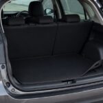 コンパクトカーの荷室に黒いラゲッジマットを敷いた様子