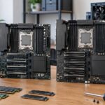 2枚のワークステーション向けマザーボードとPCパーツを並べて比較しているイメージ