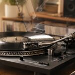 レコードを再生しているターンテーブルとヘッドホンのある室内