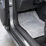 整備中の車内足元を保護シートで養生している様子