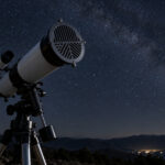 星空の下でバーティノフマスクを鏡筒前面に付けた天体望遠鏡