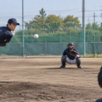 野球場で投球の球速を測定している練習風景