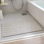 浴室の排水口と入口付近に樹脂製すのこを置いたイメージ