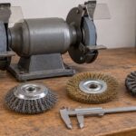 卓上グラインダーと複数のワイヤーホイールを作業台に並べた様子