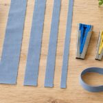 幅の異なる布テープと裁縫道具を並べた作業台