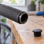 キャップを紛失した自転車のハンドル端と交換用キャップのイメージ