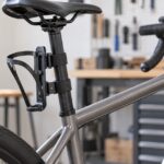 シートポストに汎用ボトルケージを増設した自転車