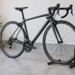 室内で床置きスタンドに自転車を保管している様子