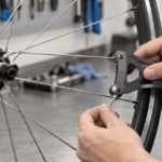 自転車ホイールのスポーク張力を測定している様子