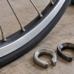 自転車ホイールのニップルと複数のスポークレンチを並べた写真調イメージ