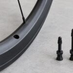 自転車のリムと長さの異なる3本のチューブレスバルブ