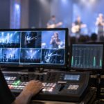 ライブ会場で複数カメラの映像をスイッチャーで切り替えている様子