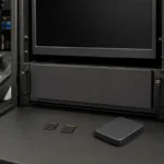 業務用映像レコーダーとSDカード、SSDを並べたイメージ