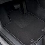 SUVの運転席に敷かれた黒いフロアマット