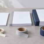 厚さの異なる書類束と幅の異なる製本テープを並べたイメージ