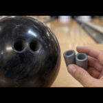 ボウリングボールの指穴と交換用グリップを手に持った様子