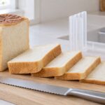 厚さの異なる食パンとパン切り包丁、食パンスライスガイドを並べた様子
