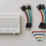 ブレッドボードと端子形状や長さが異なるジャンパー線を並べた様子