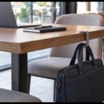 カフェのテーブルにフックでビジネスバッグを掛けている様子