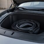 電気自動車の前部収納に充電ケーブル入りバッグを収めた様子